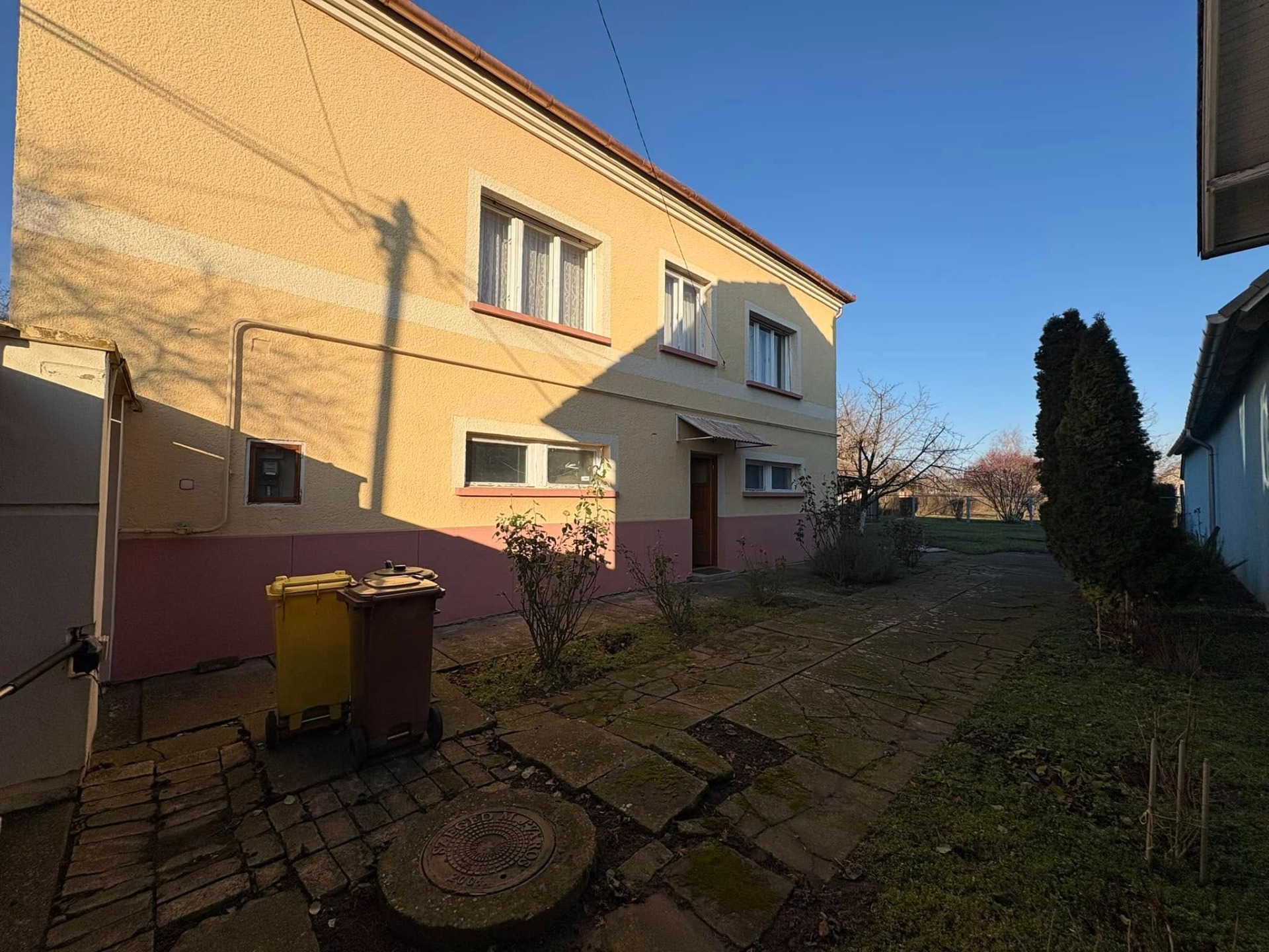 Eladó Szegeden, a Magyar utcában két szintes, két generácíó együttélésére alkalmas 200 m2-es családi ház!