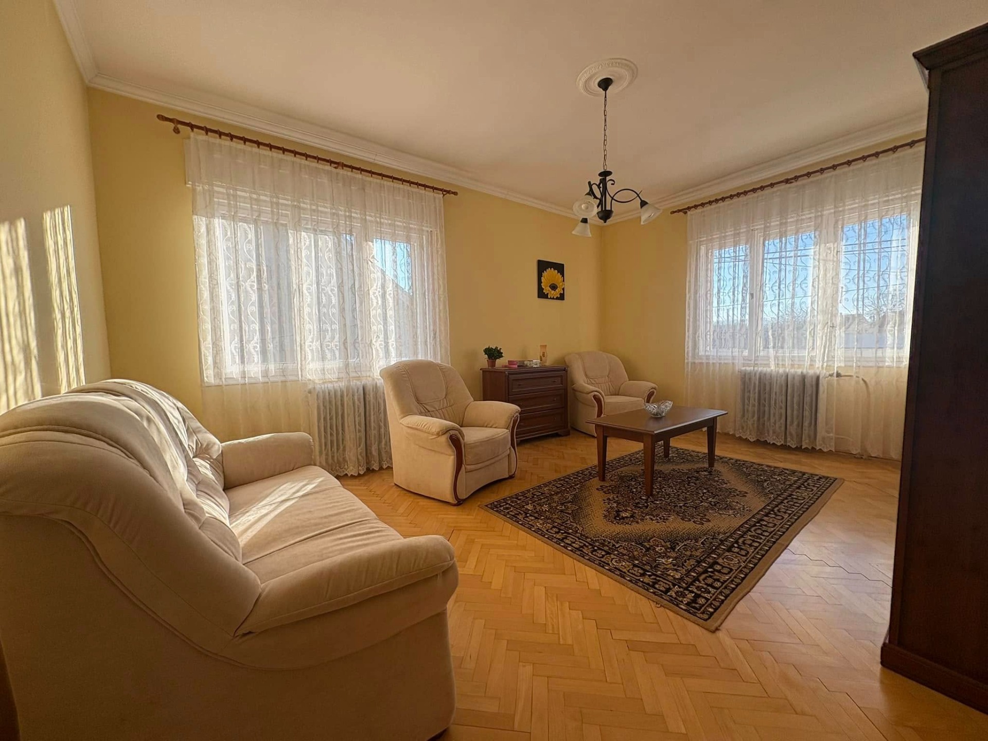 Eladó Szegeden, a Magyar utcában két szintes, két generácíó együttélésére alkalmas 200 m2-es családi ház!